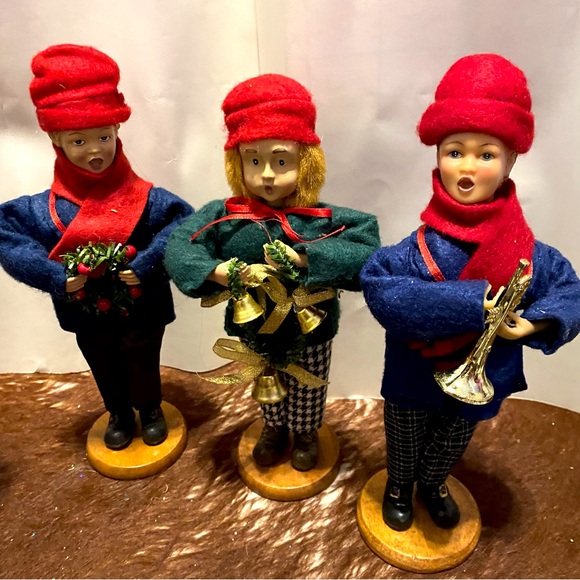 SET VICTORIAN FAMILY CHRISTMAS CAROLERS ELEGANT LADY BOYS GIRLS SINGER FIGURINES - Picture 6 of 8